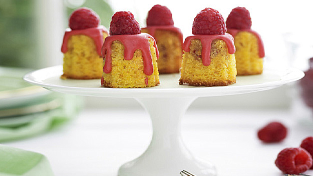 Mini polenta and raspberry cakes