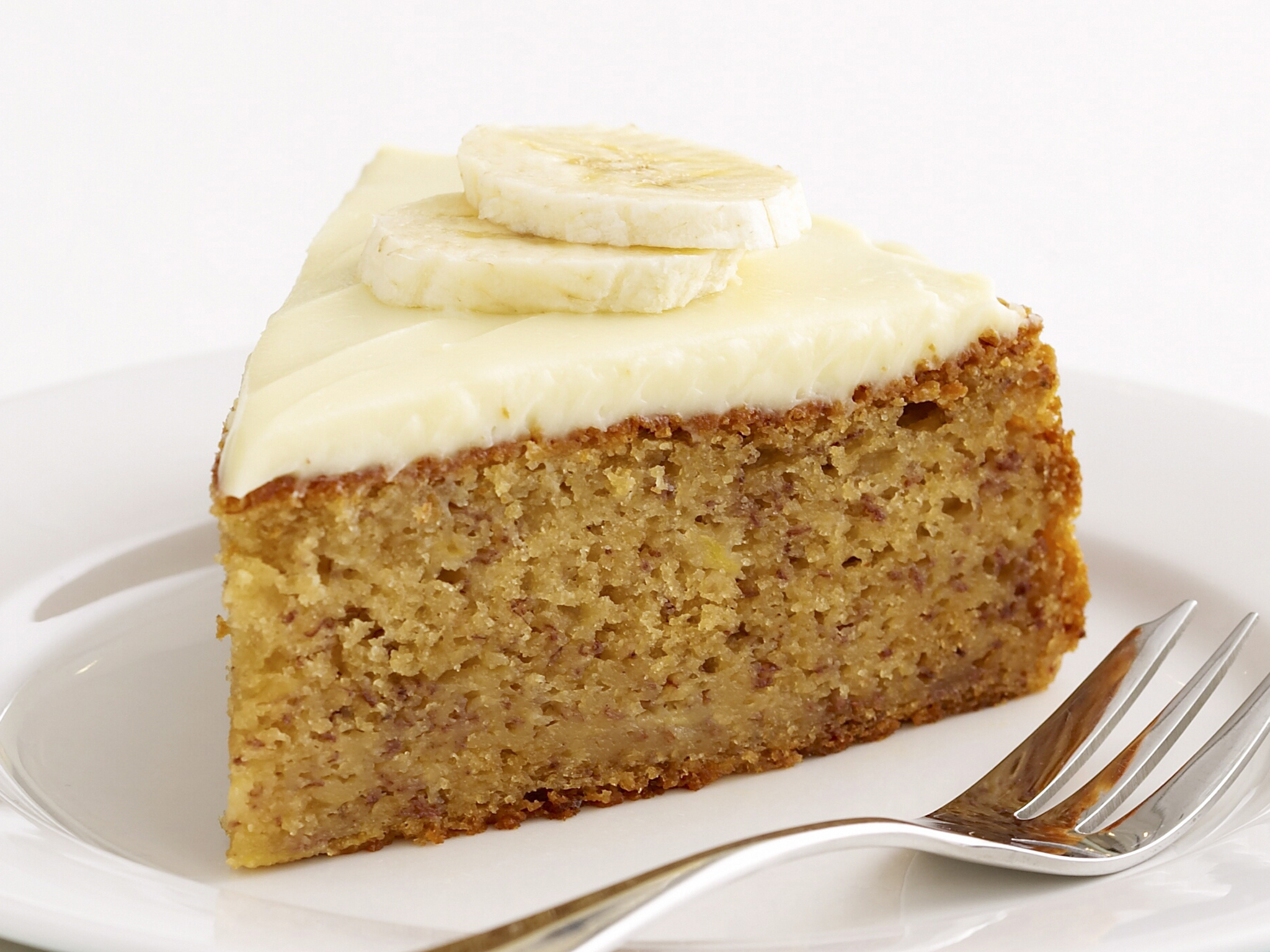 banan cake with cream frosting