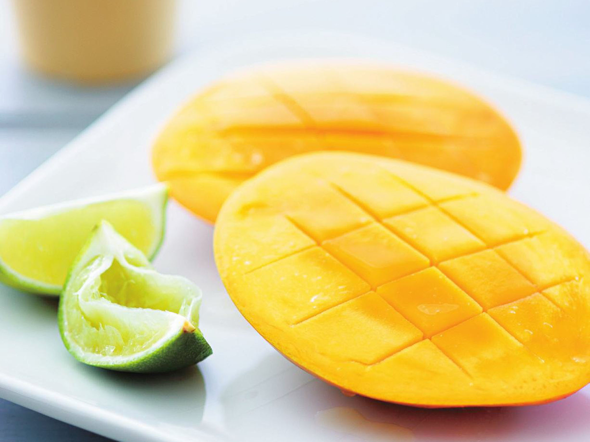 MANGO CHEEKS WITH LIME WEDGES