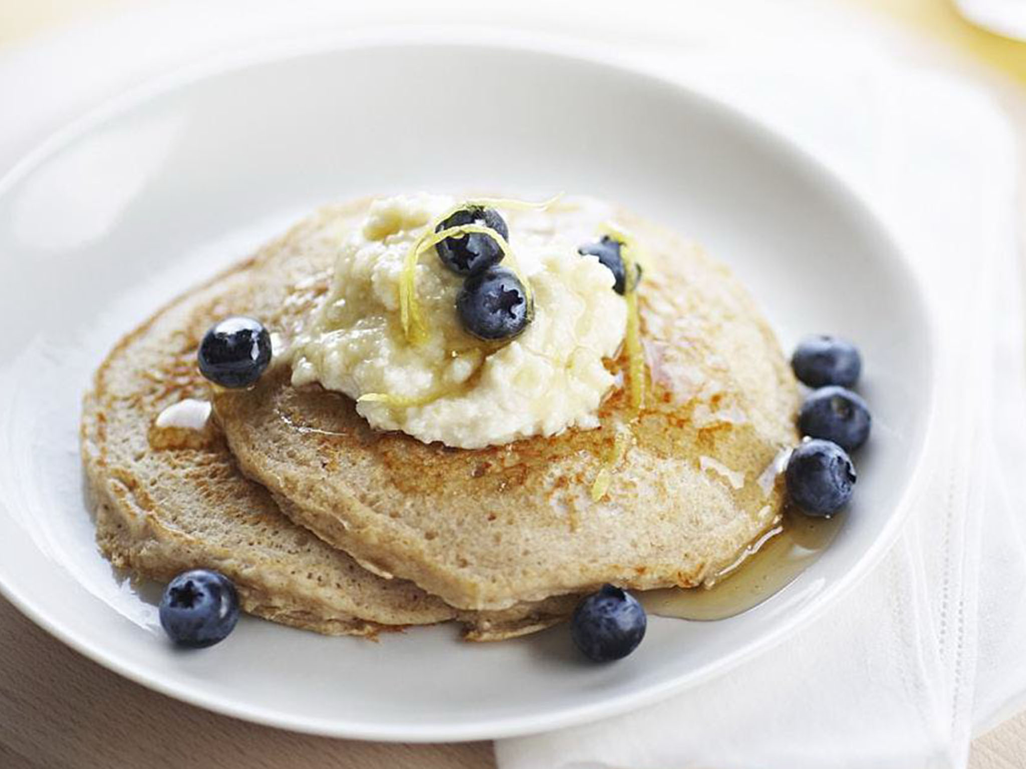 oatcakes with honeyed ricotta and blueberries
