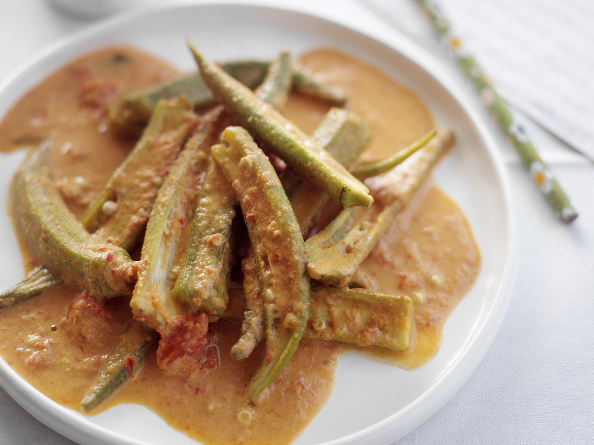 okra and tomato in coconut sauce