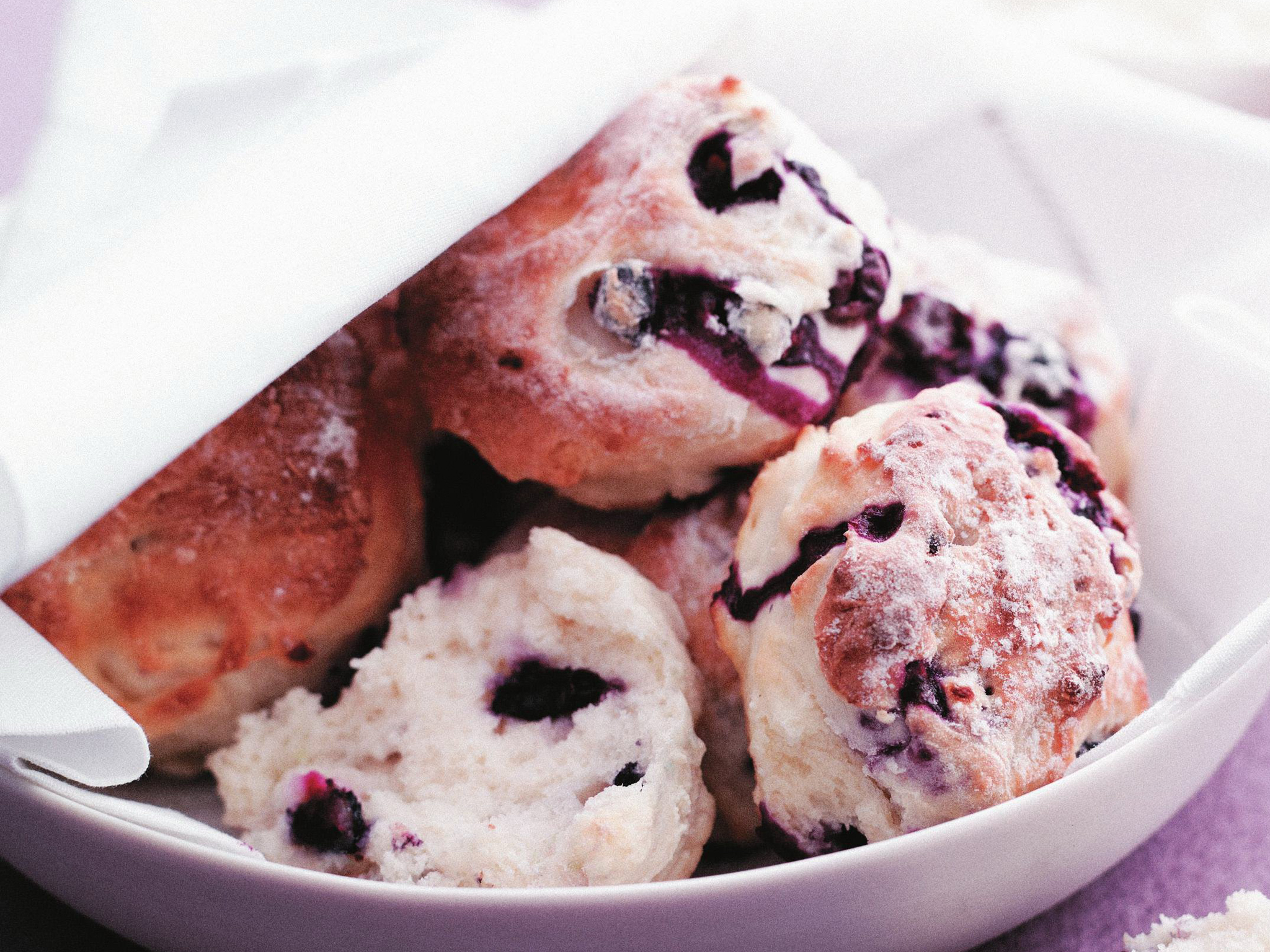 Blueberry scones with vanilla frûche