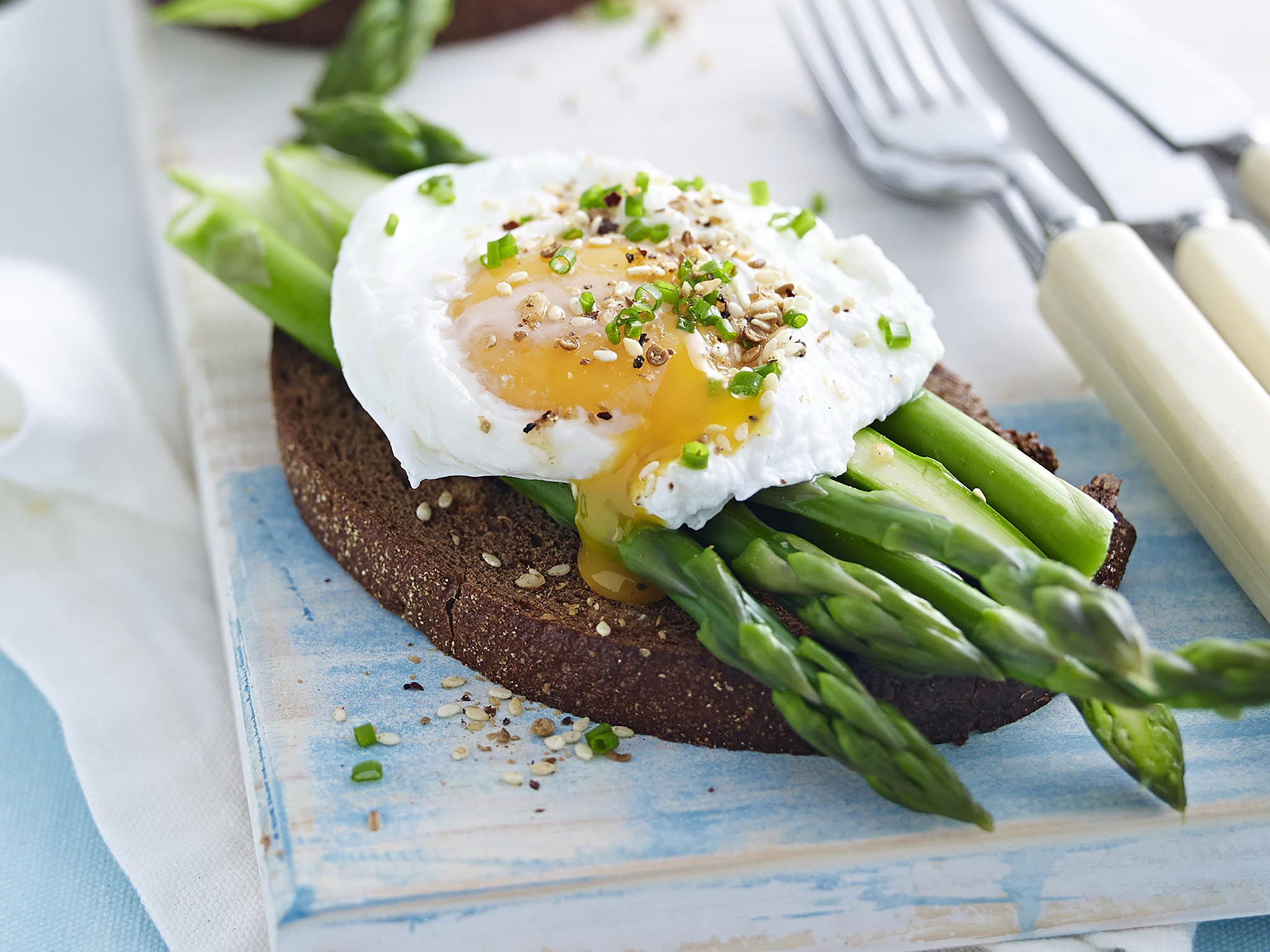 asparagus with poached egg and dukkah