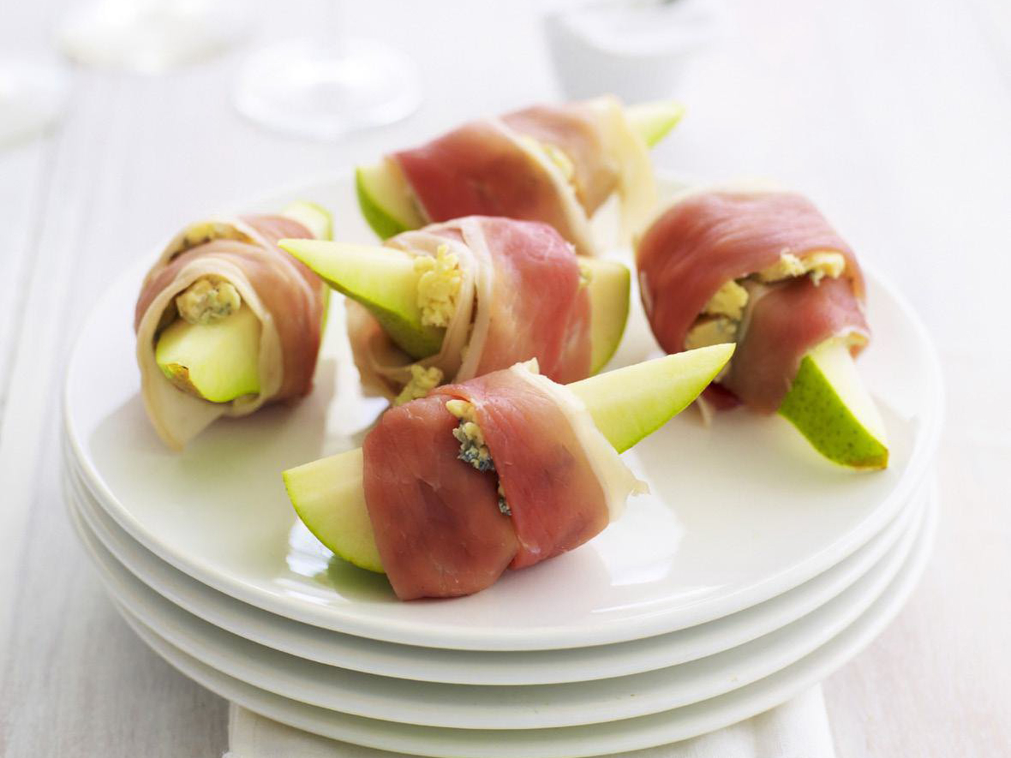 pear with cheese and prosciutto