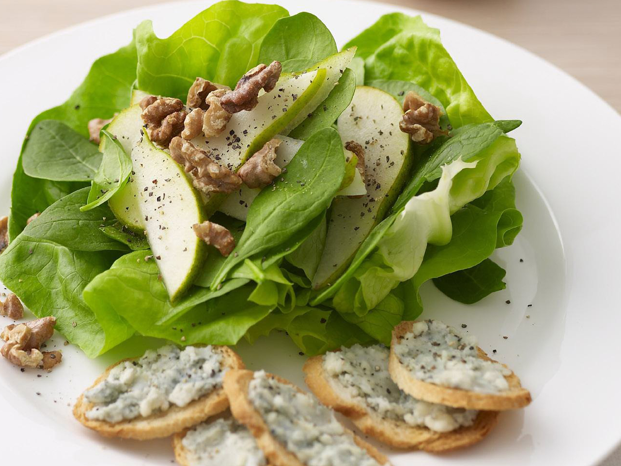 Pear and roquefort salad
