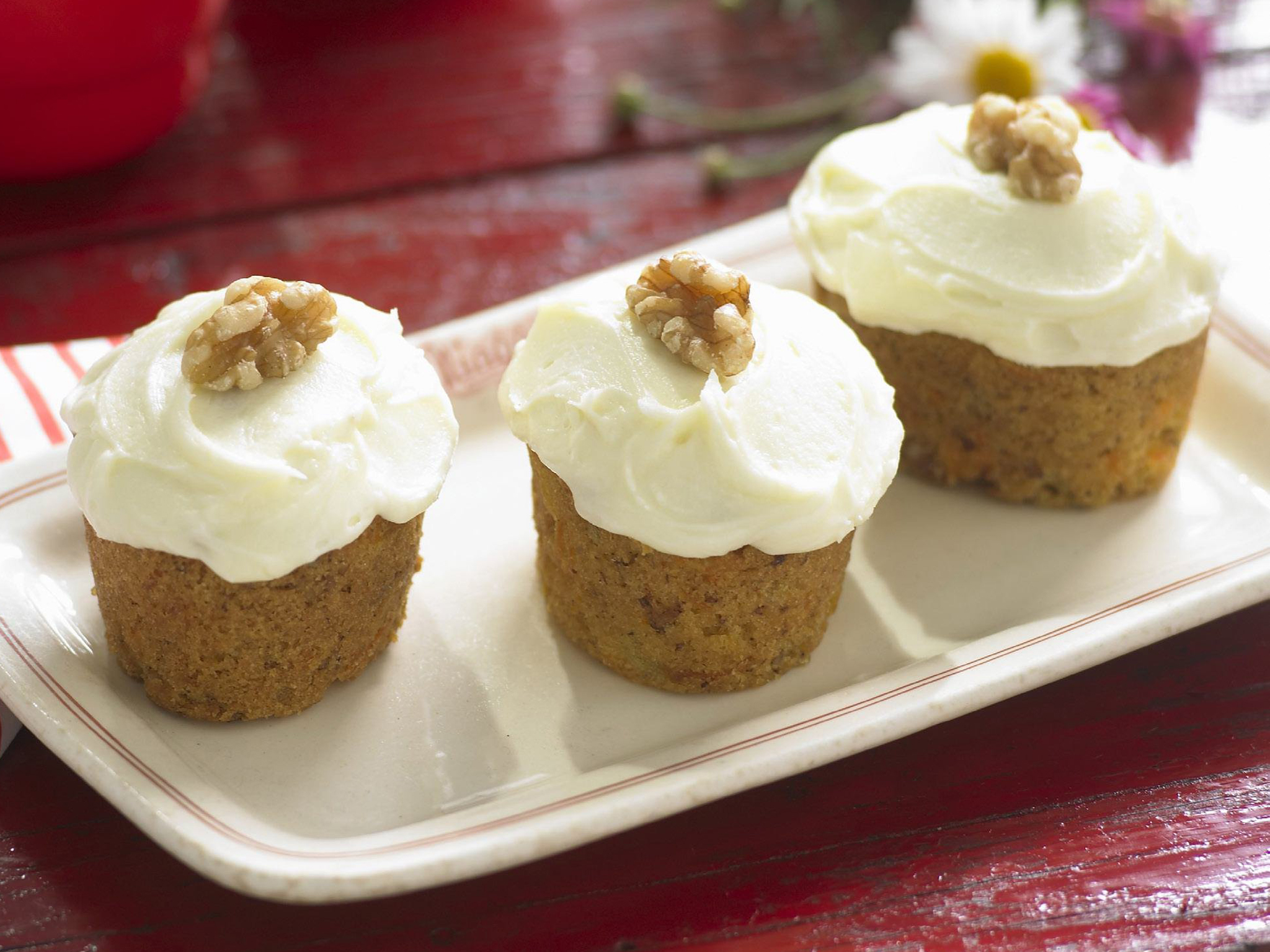 carrot cakes with cream cheese frosting