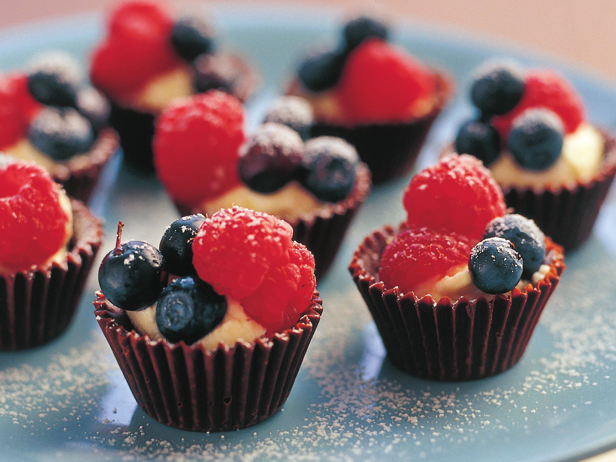 chocolate cases with mascarpone and berries