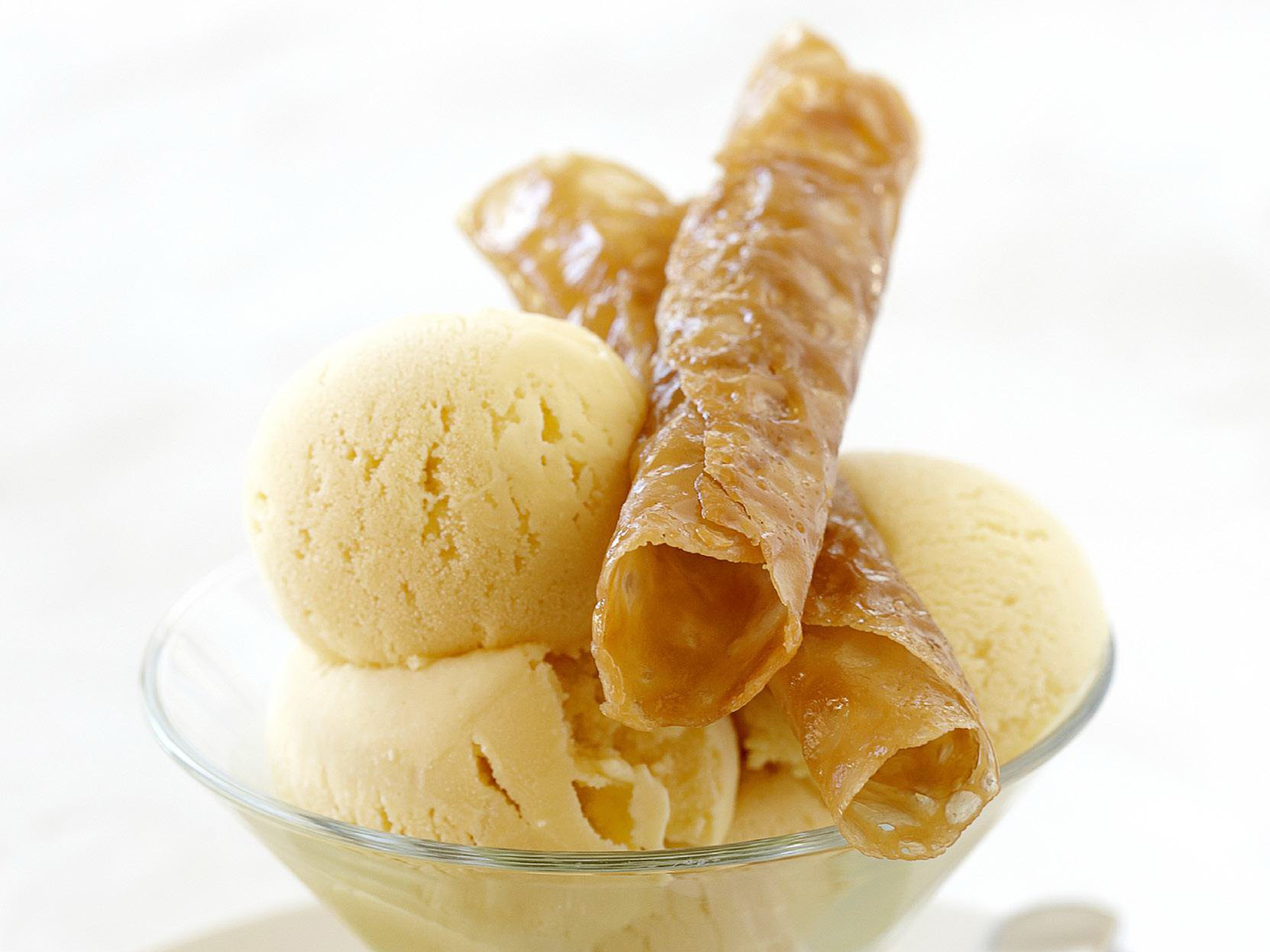 MAPLE SYRUP ICE-CREAM WITH MAPLE SNAPS