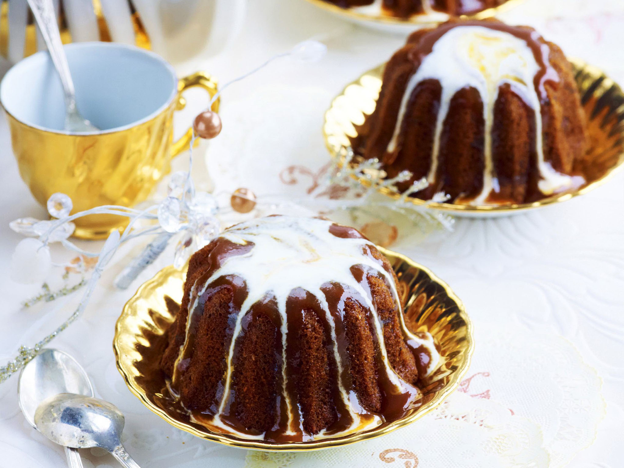 Individual sticky date puddings