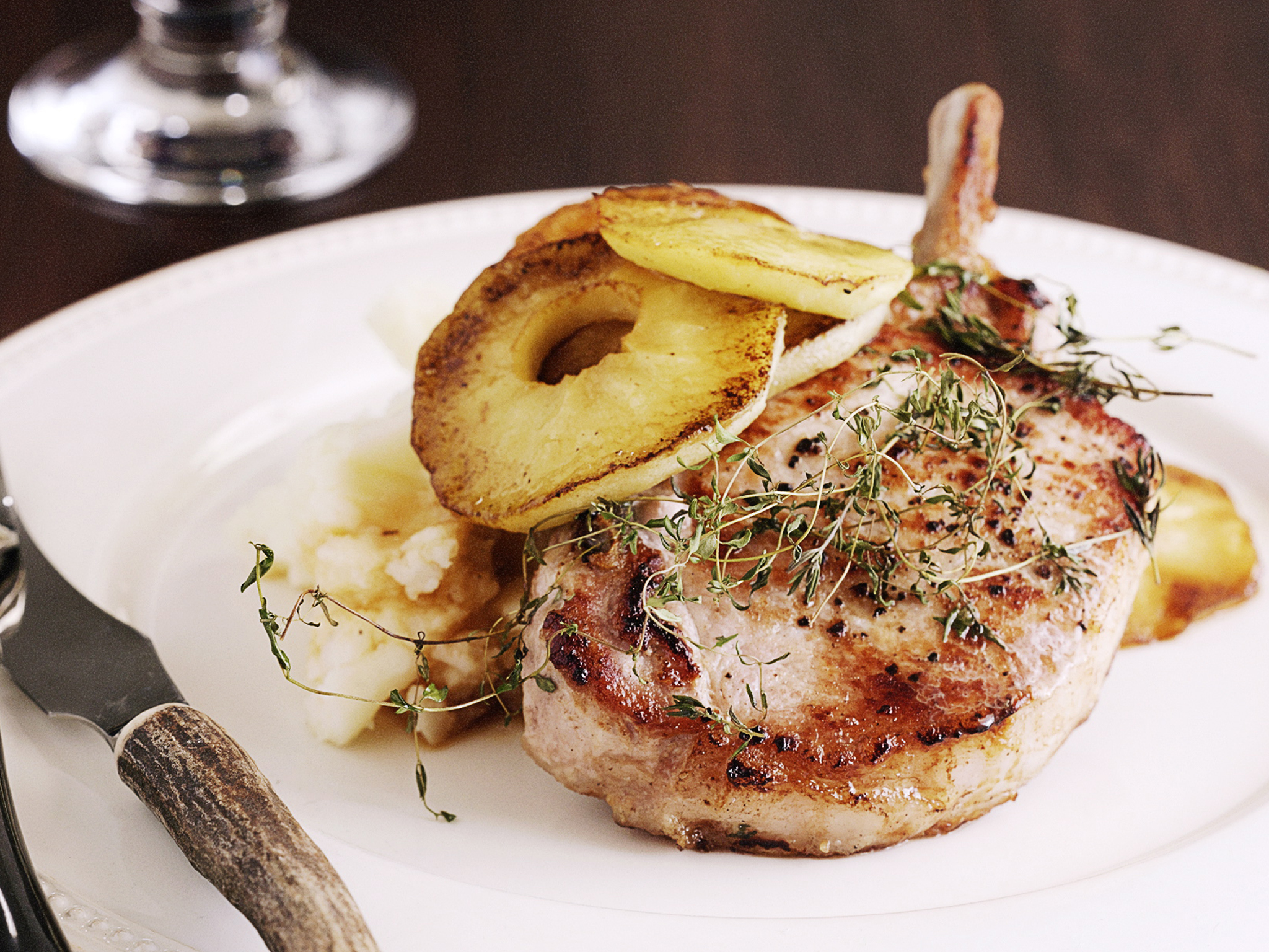 Pork cutlets with sauteed apples and thyme
