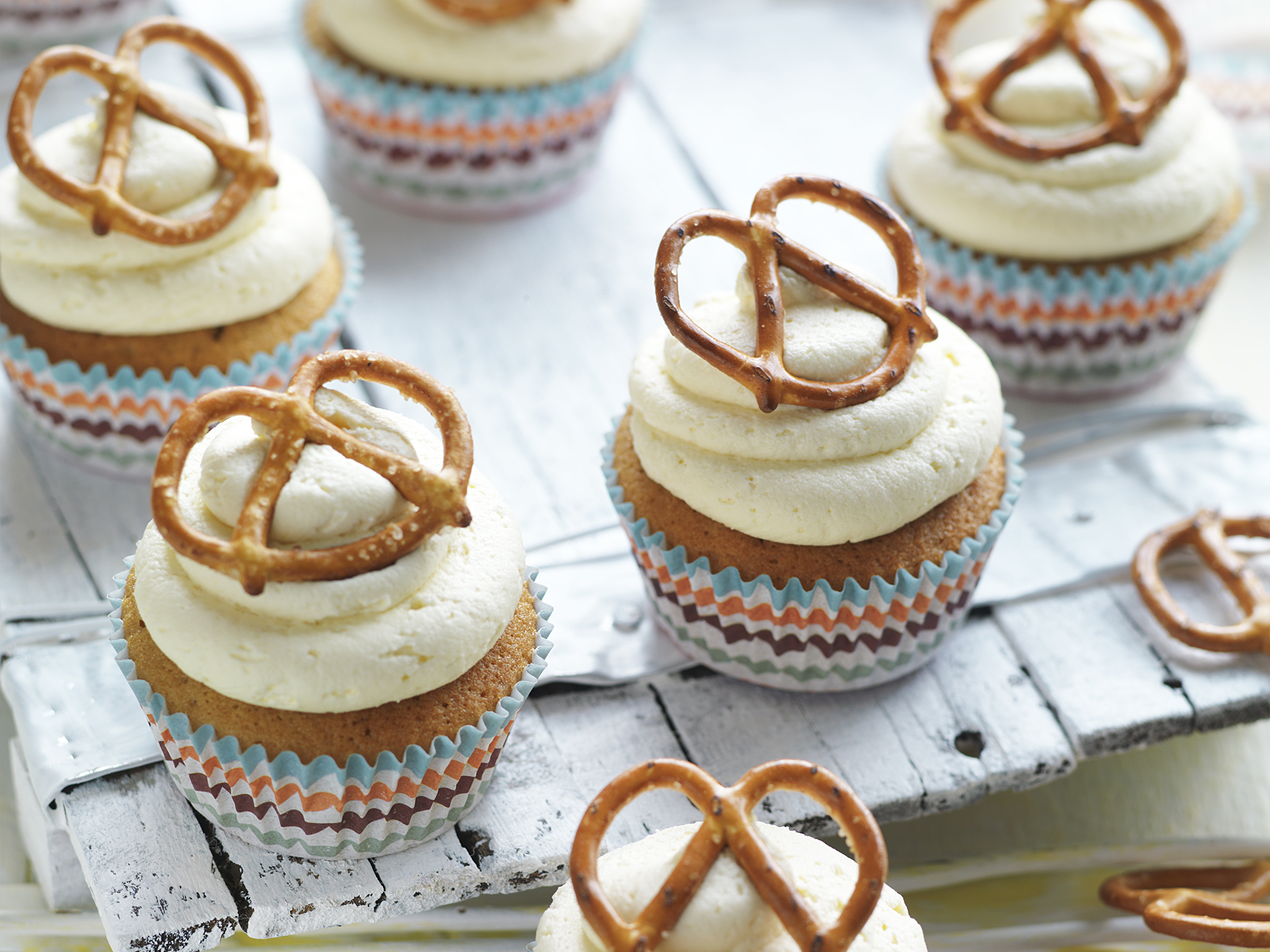 Beer and pretzel cakes with coffee cream