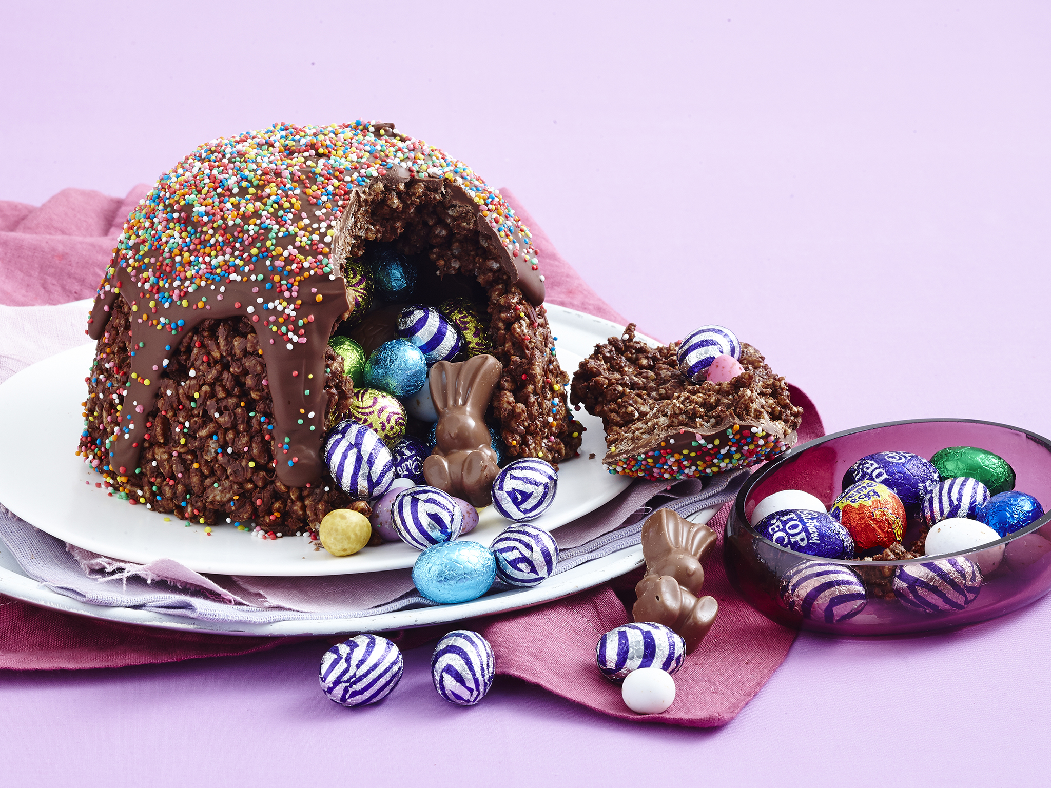 Homemade Easter gift ideas like this chocolate crackle smash cake