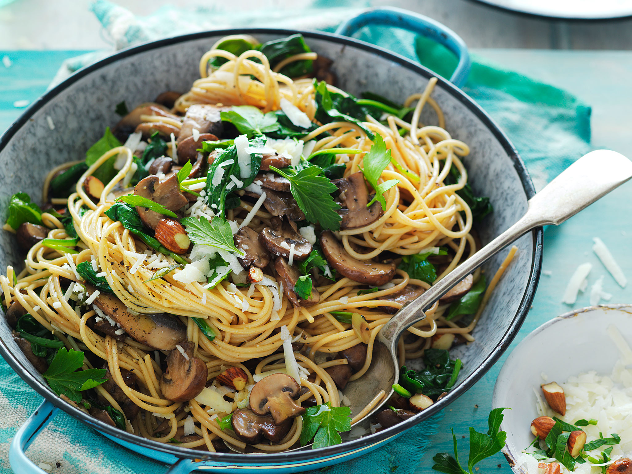 Pasta with spinach, mushrooms and almonds-image
