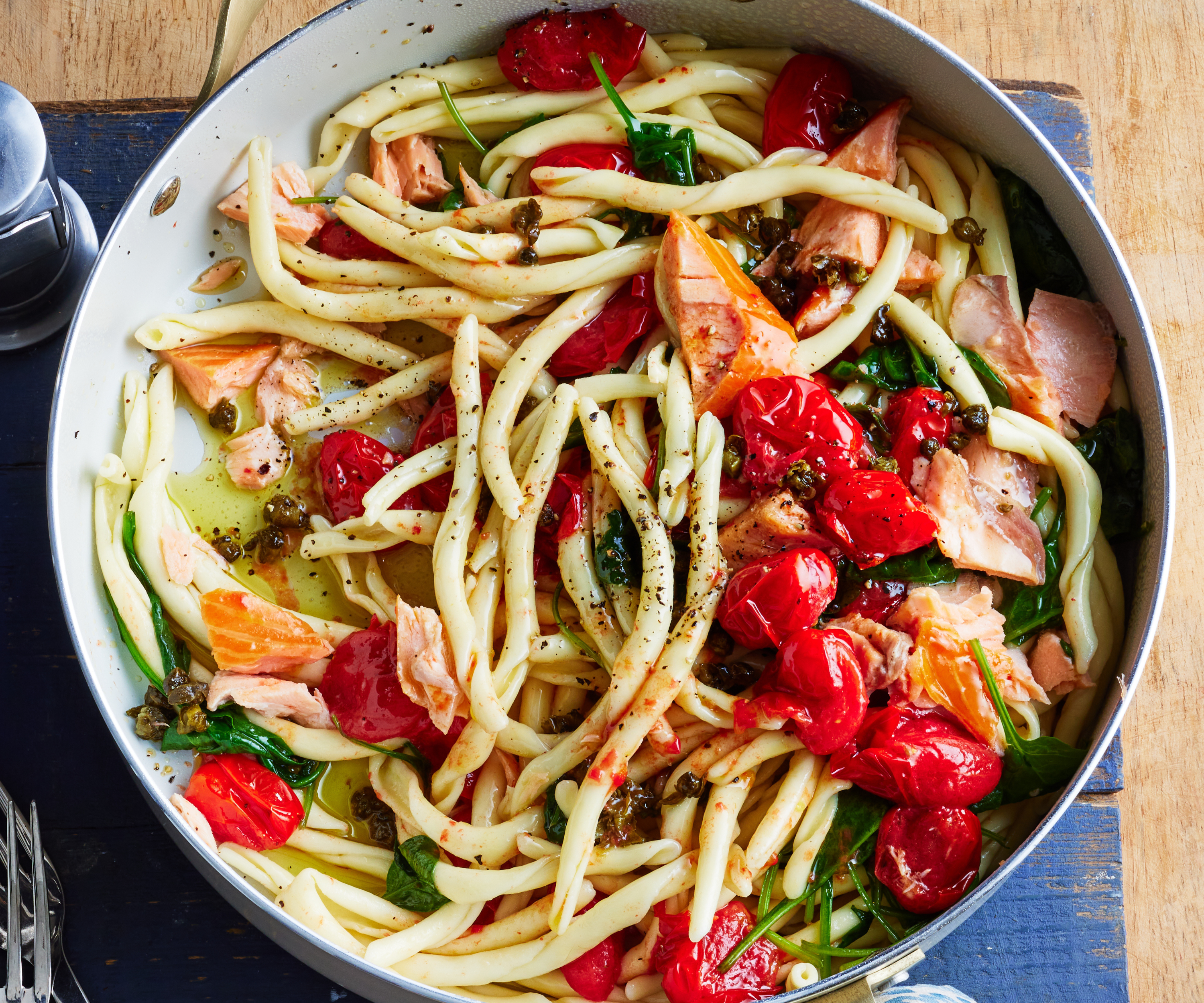 Pan with smoked salmon, pasta, tomatoes and capers.