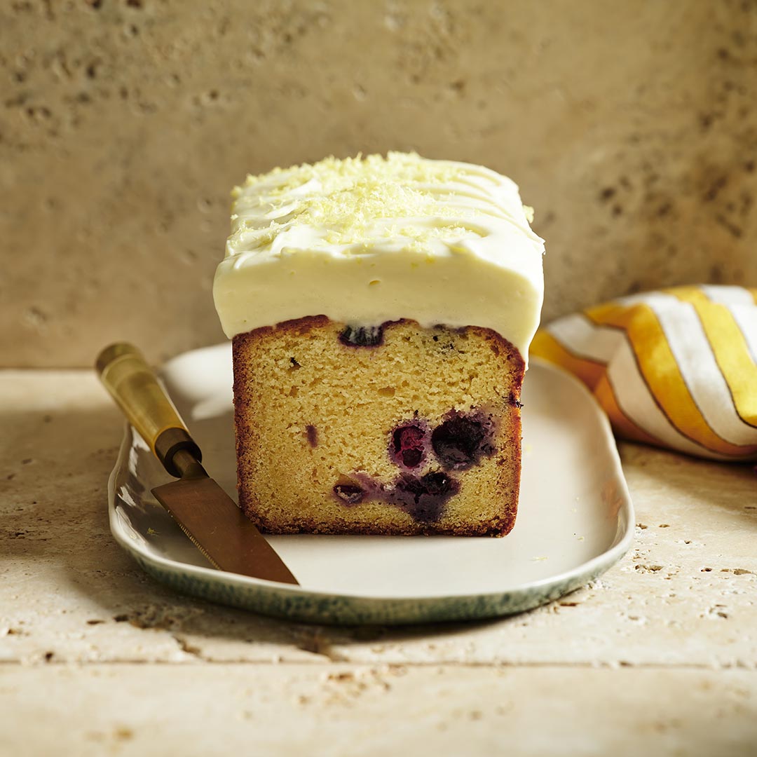 Lemon blueberry cake with mascarpone icing